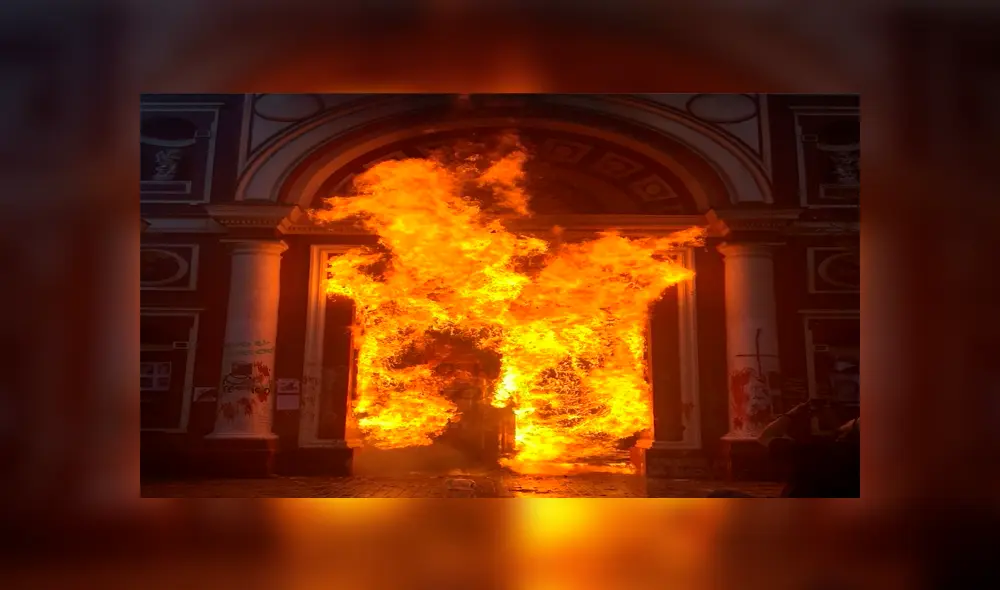 Bomberos acuden a incendio de histórica iglesia en Santiago de Chile [VIDEOS]