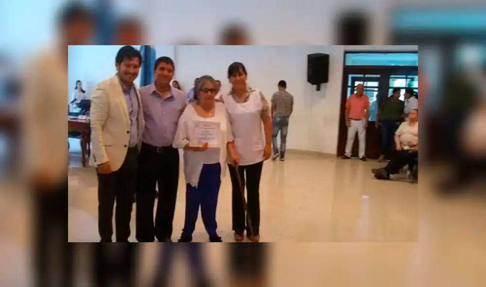Abuela termina la escuela primaria para ayudar a sus nietos y bisnietos con la tarea [VIDEO]