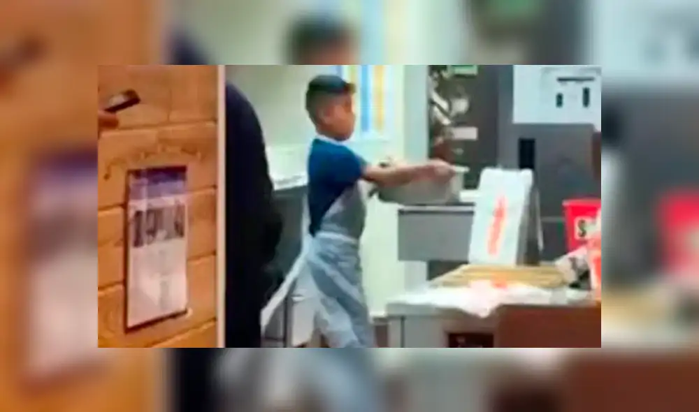 Despiden a trabajador de Popeyes por permitir que su hijo manipulara un pollo crudo [VIDEO]