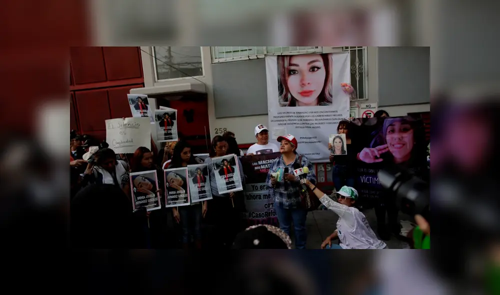 Al finalizar la marcha, se pasó 'lista' a las mujeres que han sido víctimas de feminicidio en lo que va del 2020. (Foto: Infobae) Al finalizar la marcha, se pasó 'lista' a las mujeres que han sido víctimas de feminicidio en lo que va del 2020. (Foto: Infobae)