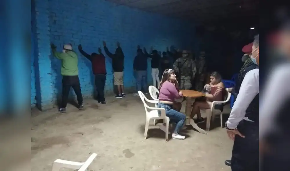 Ciudadanos fueron sorprendidos tomando en toque de queda. Ciudadanos fueron sorprendidos tomando en toque de queda.