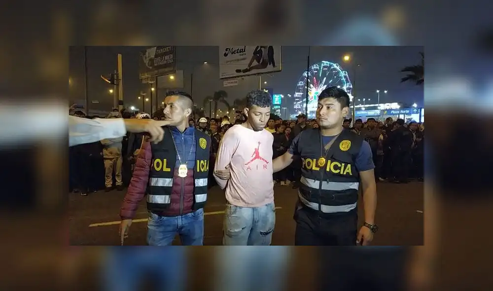 Delincuentes circulaban cerca al centro financiero de Fiori con actitud sospechosa y al negarse a identificarse, la PNP procedió a intervenirlos (Foto: Christian Moreno / Grupo La República) Delincuentes circulaban cerca al centro financiero de Fiori con actitud sospechosa y al negarse a identificarse, la PNP procedió a intervenirlos (Foto: Christian Moreno / Grupo La República)