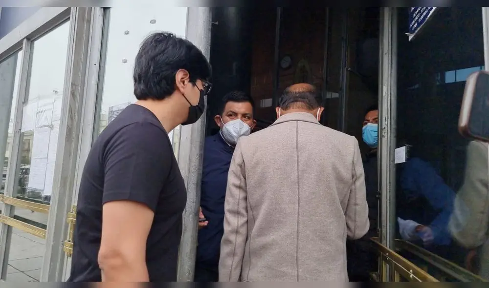 Abel Sotelo y su padre llegaron a la Fiscalía. Foto: Vanessa Trebejo / URPI-LR Abel Sotelo y su padre llegaron a la Fiscalía. Foto: Vanessa Trebejo / URPI-LR