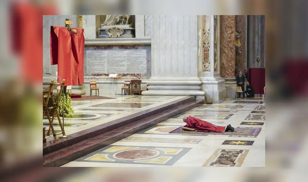 El papa Francisco rezó frente al llamado crucifijo de la Gran Peste. Foto: AFP.