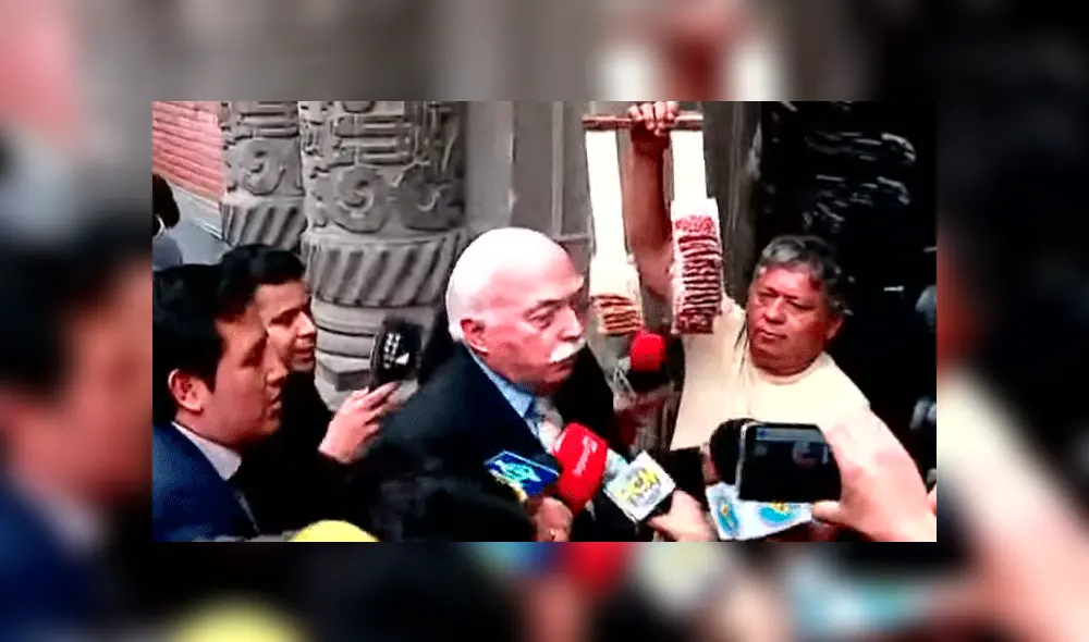 Ambulante intenta vender maní a Carlos Tubino y envía saludos a las cámaras [VIDEO]