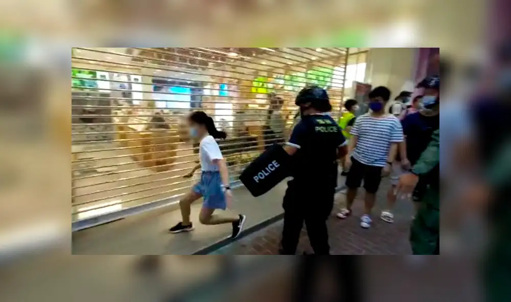 La niña fue arrestada cuando salió a comprar útiles escolares, junto a su hermano mayor. Foto: Captura / Apple Daily La niña fue arrestada cuando salió a comprar útiles escolares, junto a su hermano mayor. Foto: Captura / Apple Daily