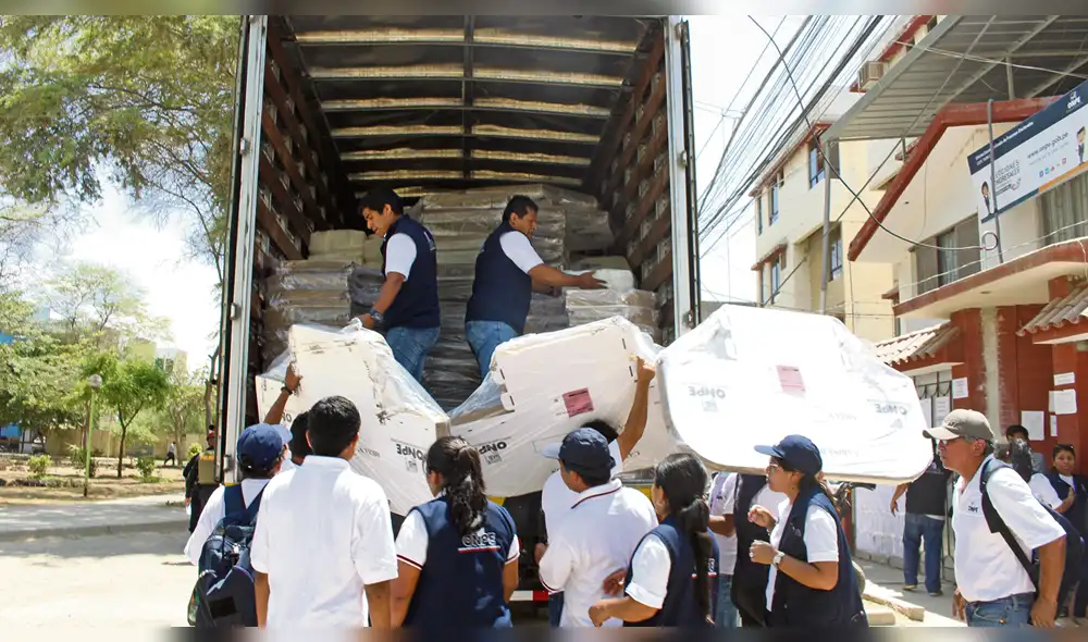 Reciben material electoral. Reciben material electoral.