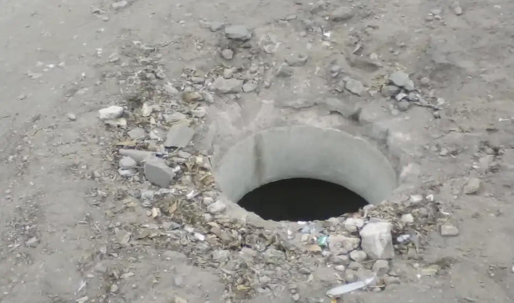 Piden reparación de buzón roto.