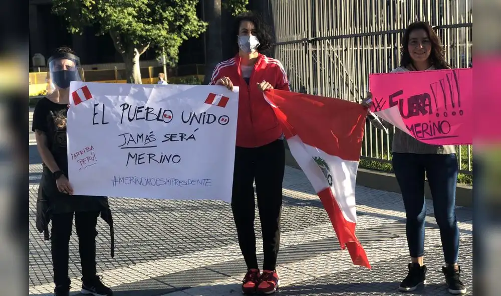 A market trader shows different currency notes in Caracas on March 10, 2019, during the third day of a massive power outage which has left Venezuelans without communications, electricity and water. - The unprecedented power outage already left 15 patients dead and threatens to extend indefinitely, increasing distress for the severe political and economic crisis hitting the oil-rich South American nation. (Photo by Cristian Hernandez / AFP) A market trader shows different currency notes in Caracas on March 10, 2019, during the third day of a massive power outage which has left Venezuelans without communications, electricity and water. - The unprecedented power outage already left 15 patients dead and threatens to extend indefinitely, increasing distress for the severe political and economic crisis hitting the oil-rich South American nation. (Photo by Cristian Hernandez / AFP)