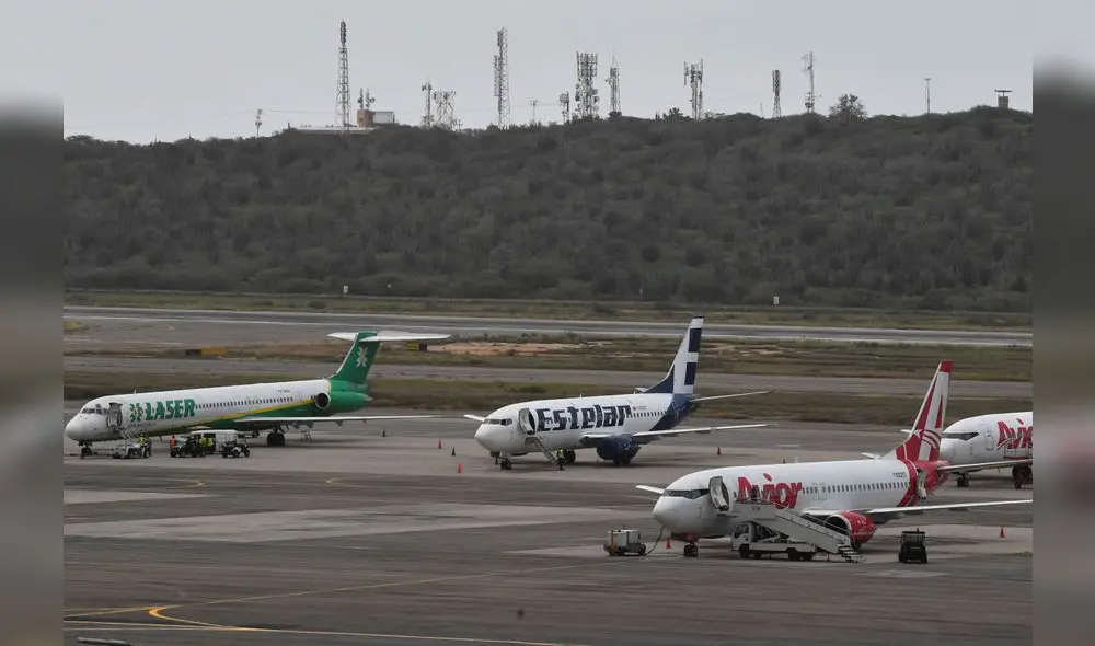 A market trader shows different currency notes in Caracas on March 10, 2019, during the third day of a massive power outage which has left Venezuelans without communications, electricity and water. - The unprecedented power outage already left 15 patients dead and threatens to extend indefinitely, increasing distress for the severe political and economic crisis hitting the oil-rich South American nation. (Photo by Cristian Hernandez / AFP) A market trader shows different currency notes in Caracas on March 10, 2019, during the third day of a massive power outage which has left Venezuelans without communications, electricity and water. - The unprecedented power outage already left 15 patients dead and threatens to extend indefinitely, increasing distress for the severe political and economic crisis hitting the oil-rich South American nation. (Photo by Cristian Hernandez / AFP)