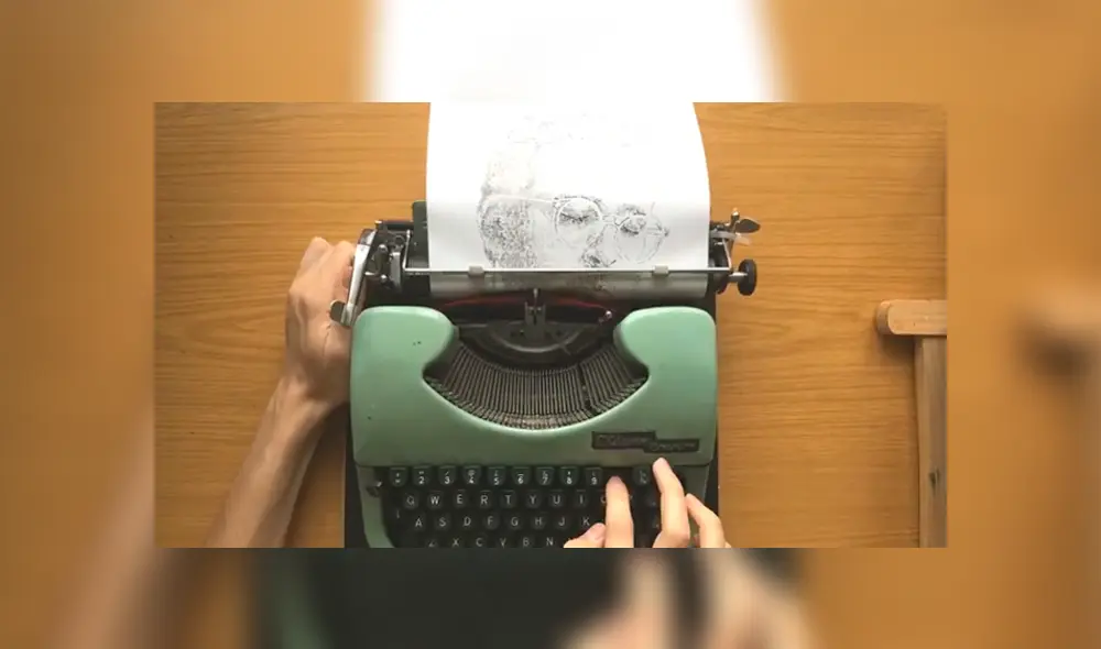 Vía YouTube. Un joven utiliza una máquina de escribir para realizar estos sorprendentes dibujos. Vía YouTube. Un joven utiliza una máquina de escribir para realizar estos sorprendentes dibujos.