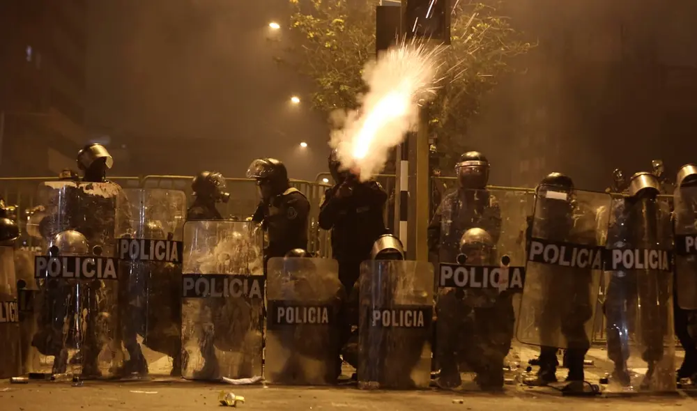 Joven detenida por imprimir afiches para manifestantes fue desnudada en la Dirincri Joven detenida por imprimir afiches para manifestantes fue desnudada en la Dirincri