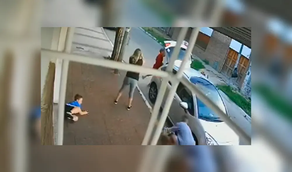 Niño lanza patada a delincuente para defender a su madre durante atraco [VIDEO]
