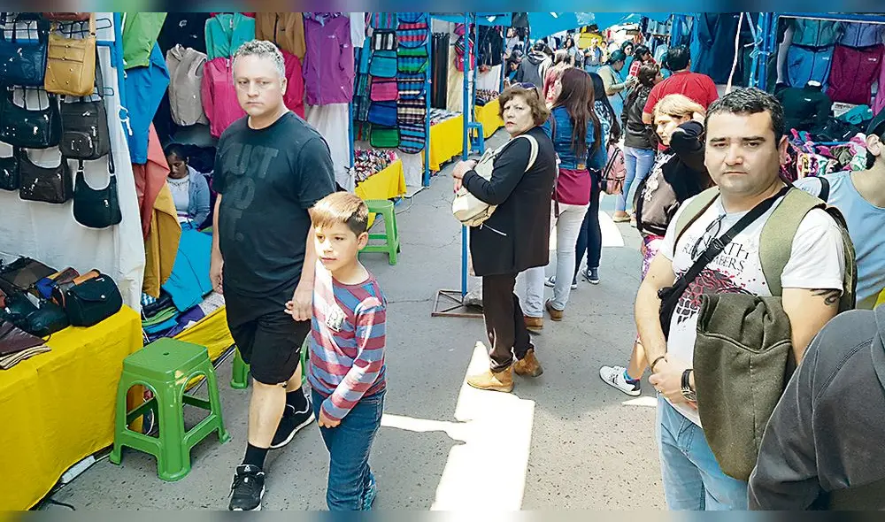 de compras. Turistas llegan atraídos por precios bajos de ropa.