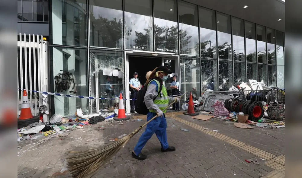 destrucción. Consejo Legislativo en Hong Kong tras la ocupación violenta de su edificio que realizaron cientos de manifestantes el último lunes.