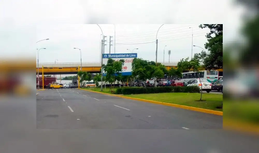 Quejas por congestión vehicular en Av. Universitario