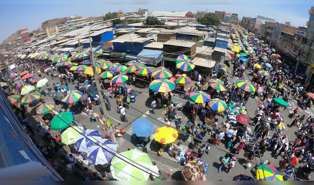 Comercio ambulatorio en el mercado Modelo de Chiclayo, Lambayeque