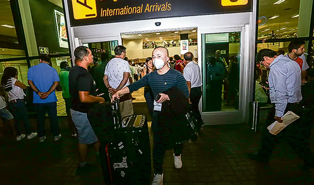 Operativo. Al mediodía se activó el protocolo de alerta en el aeropuerto internacional Jorge Chávez. Hubo prevención y se tomó la temperatura a ciertos pasajeros. Foto: URPI GLR