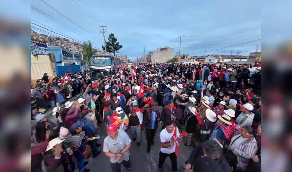 Pobladores aymaras de Puno despidieron a sus representantes para exigir en Lima la renuncia de Dina Boluarte. Foto: Liubomir Fernandez/URPI-LR