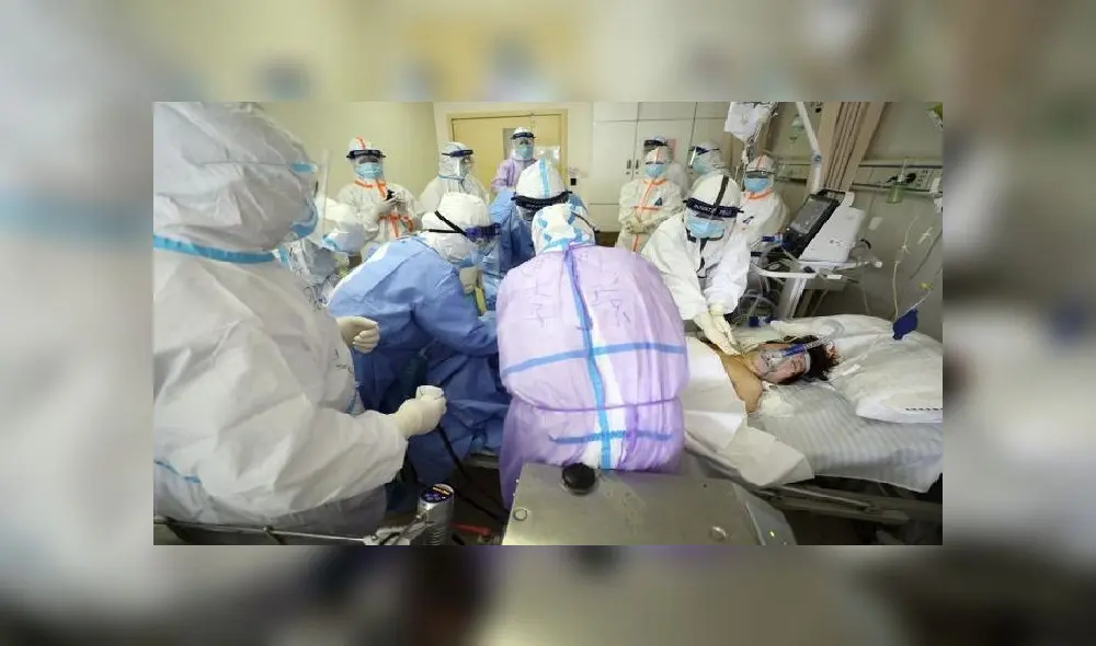 Médicos y personal de salud atendiendo a un paciente en la provincia china de Hubei. Foto: Difusión. Médicos y personal de salud atendiendo a un paciente en la provincia china de Hubei. Foto: Difusión.