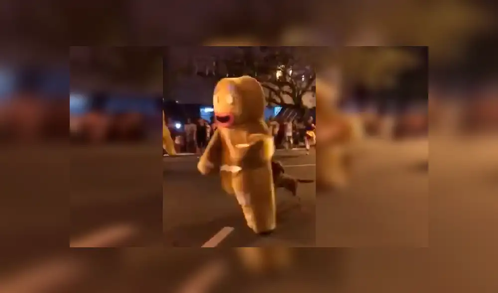 Video es viral en YouTube. El sujeto estaba participaba de un pasacalle junto a otros hombres vestidos de la famosa galletita de jengibre y fue sorprendido por el can Video es viral en YouTube. El sujeto estaba participaba de un pasacalle junto a otros hombres vestidos de la famosa galletita de jengibre y fue sorprendido por el can