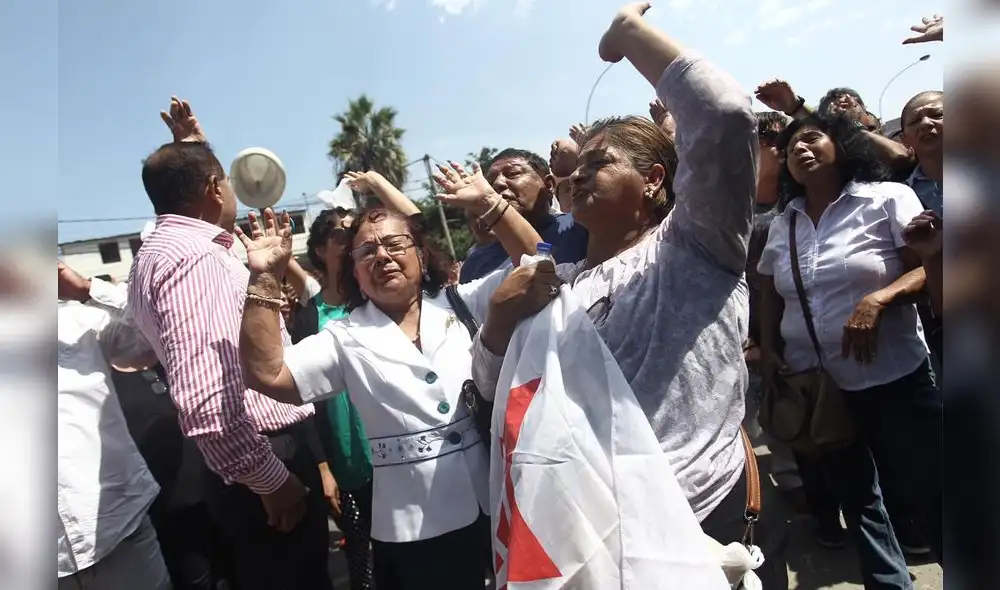 Alan Garcia: militantes del APRA llegan al hospital tras muerte del expresidente [FOTOS]