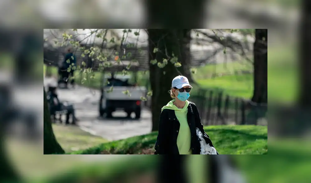 Una mujer con una máscara protectora en Central Park. Foto: RT