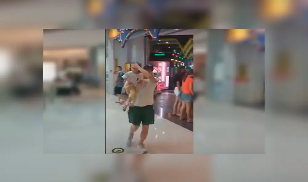 En Facebook, un padre tapó los ojos de su pequeña para impedir que le pida ingresar al parque de diversiones. En Facebook, un padre tapó los ojos de su pequeña para impedir que le pida ingresar al parque de diversiones.