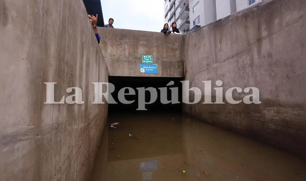 El agua empozada sobrepasó el metro de altura. El agua empozada sobrepasó el metro de altura.