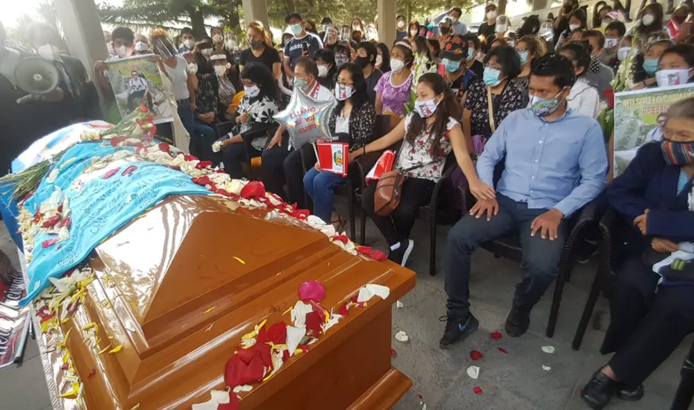 Familiares cercanos de joven asesinado portaban mascarillas con su nombre y foto. Foto: Grace Mora / URPI - GLR Familiares cercanos de joven asesinado portaban mascarillas con su nombre y foto. Foto: Grace Mora / URPI - GLR