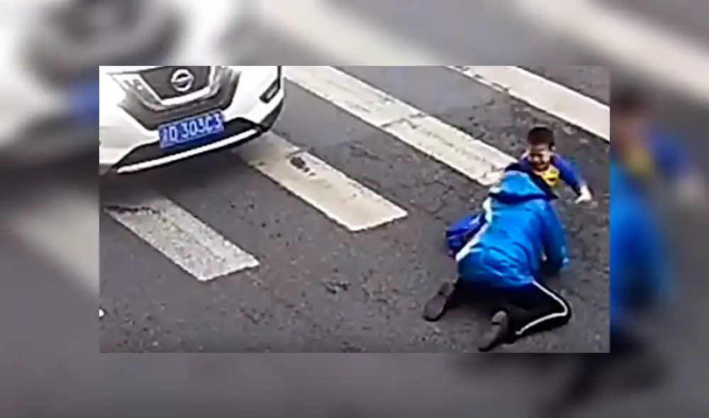 Vía YouTube. Cámaras de seguridad captaron la furiosa reacción que tuvo el pequeño tras ser embestido junto a su progenitora cuando cruzaban una avenida