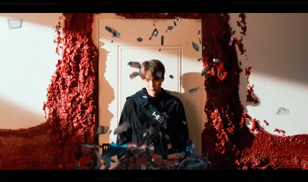 "Interlude: Shadow": El espejo se regenera para mostrarnos a un Suga vestido de blanco. "Interlude: Shadow": El espejo se regenera para mostrarnos a un Suga vestido de blanco.