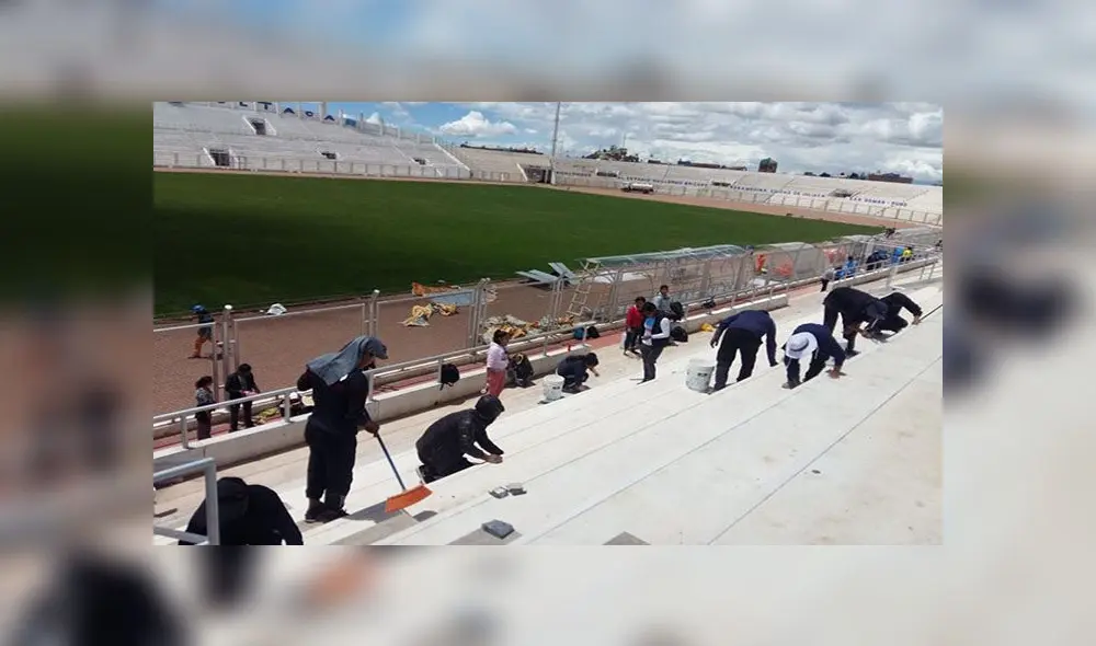 Hinchas ayudaron con el pintado de las graderías del estadio de Juliaca.