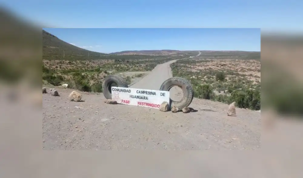 Comuneros colocaron un letrero advirtiendo sobre el cierre del paso a su localidad en Tacna.