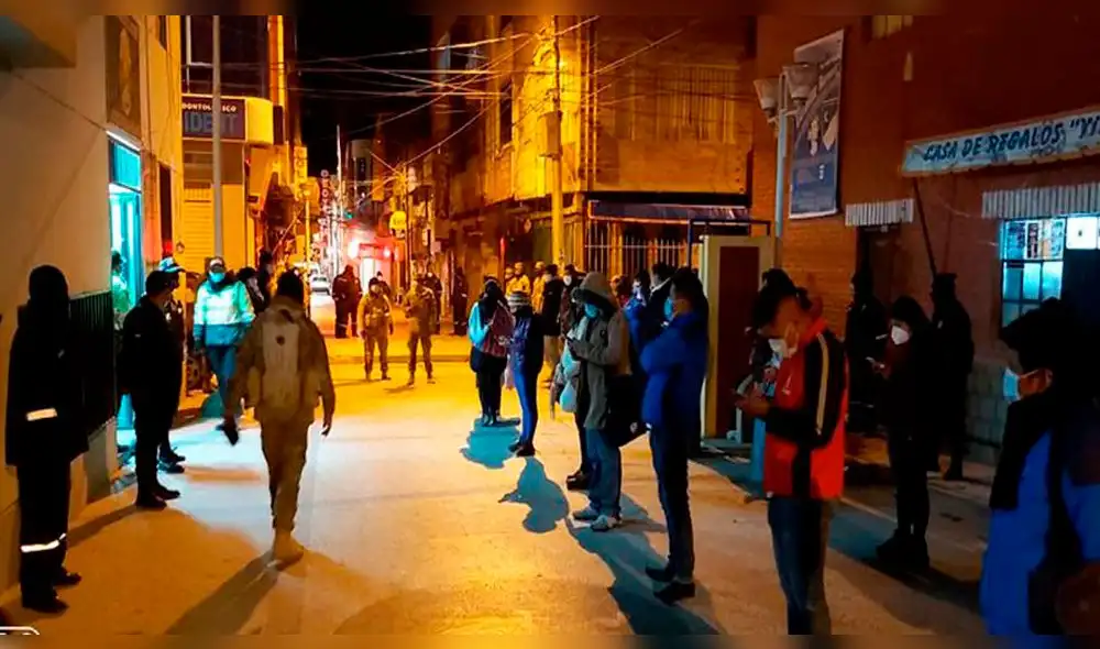 Los asistentes fueron desalojados del local, para su identificación. Foto: Radio Excelente. Los asistentes fueron desalojados del local, para su identificación. Foto: Radio Excelente.