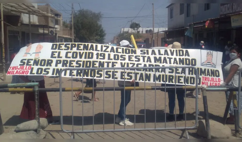 Manifestantes exigen que los dejen ver a sus familiares. Manifestantes exigen que los dejen ver a sus familiares.