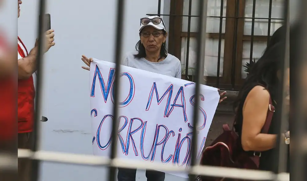 Plantón en solidaridad a IDL por arremetida fujimorista [FOTOS]