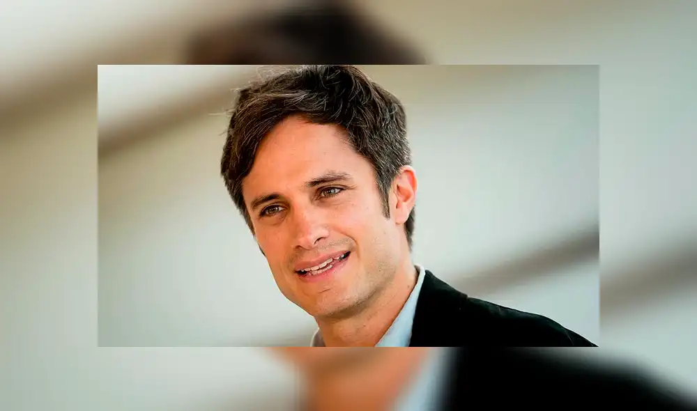 Gael García Bernal  ganó un Globo de Oro por su actuación en la serie 'Mozart in the Jungle'. (Foto: AARP)