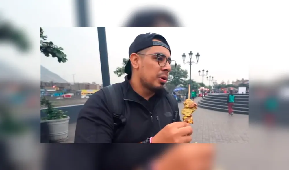 El youtuber mexicano 'Guatsi', se animó a probar la comida que venden en las calles del Centro de Lima. Foto: captura El youtuber mexicano 'Guatsi', se animó a probar la comida que venden en las calles del Centro de Lima. Foto: captura