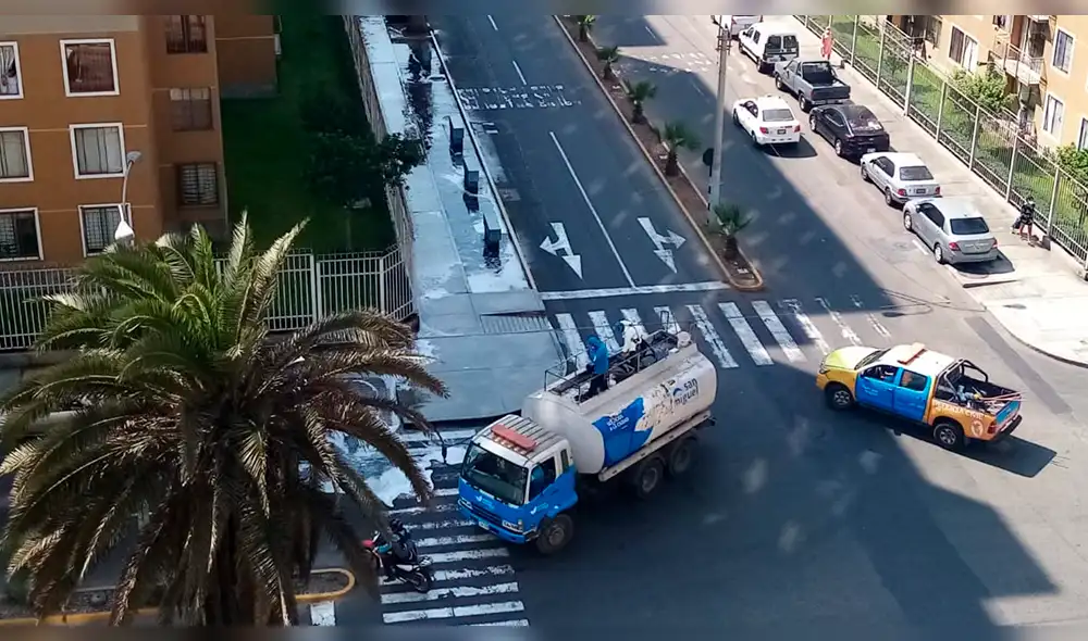 Hacen limpieza en condominio de Leonard León por temor a contagio con coronavirus. Foto: El Popular Hacen limpieza en condominio de Leonard León por temor a contagio con coronavirus. Foto: El Popular