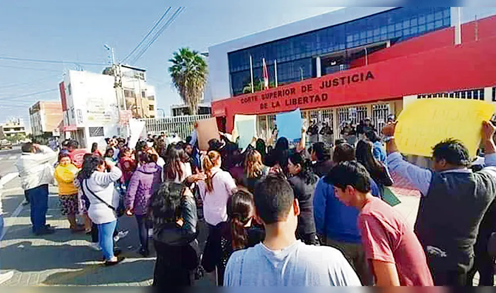 Grupo de pobladores. Respaldan al galeno y creen en él.
