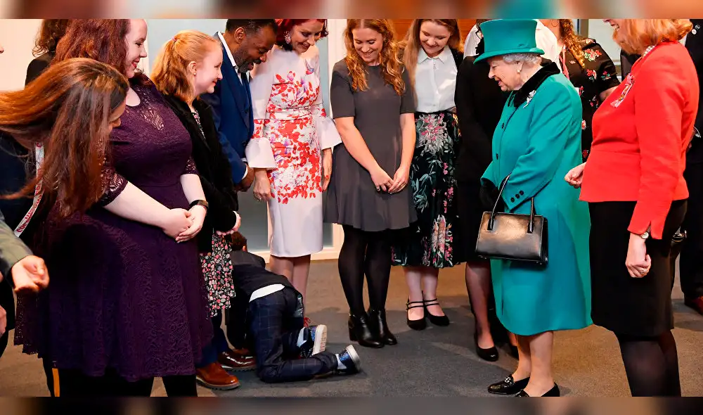 YouTube: menor sorprende con rápida huida tras asustarse con la reina Isabel II [VIDEO]