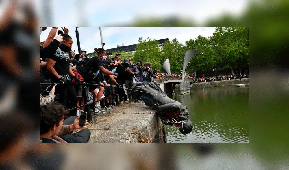 La estatua fue arrojada a las aguas del río Avon. Fuente: AP. La estatua fue arrojada a las aguas del río Avon. Fuente: AP.