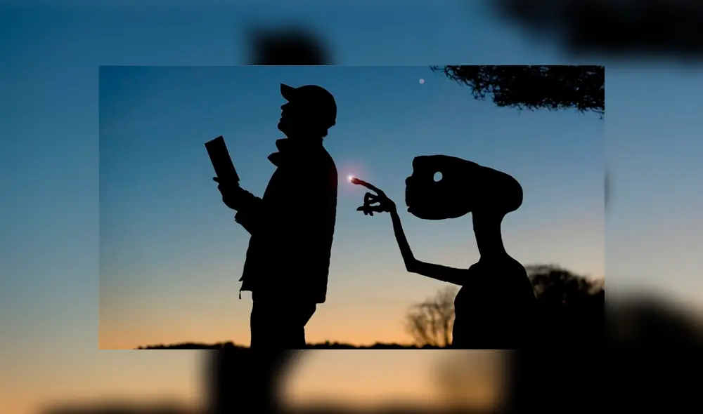 No solo se limita a hacer siluetas con animales, también con extraterrestres. Foto: John Marshall / Facebook