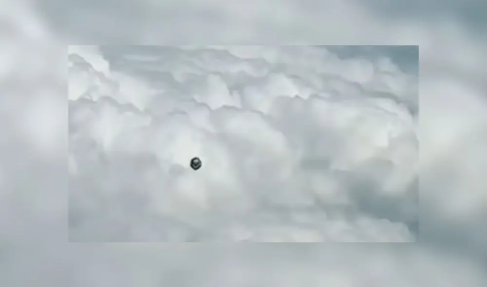 Desliza para descubrir el extraño objeto que un piloto encontró en uno de sus vuelos. Foto: Captura.