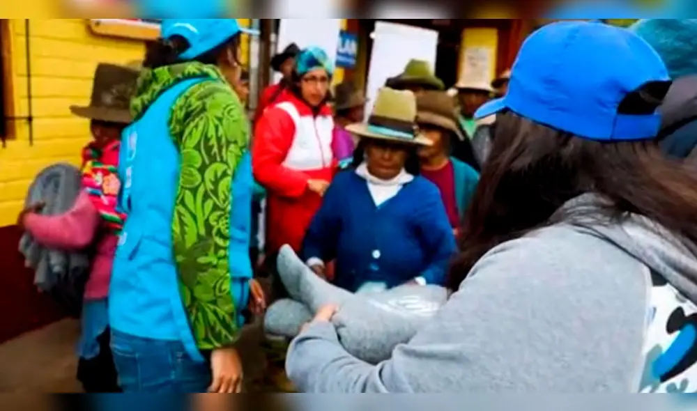 Extranjeros entregan ropa de abrigo en comunidades de Cusco. Extranjeros entregan ropa de abrigo en comunidades de Cusco.