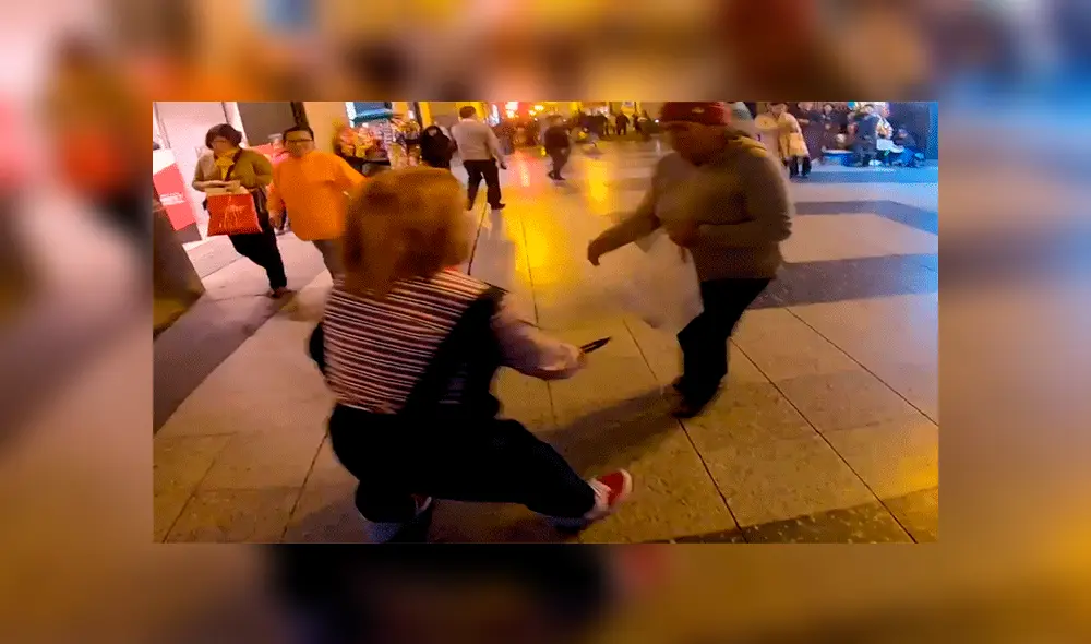 Video viral de Facebook, sobre el Muñeco Diabólico muestra cómo provocó más de un espasmo a peatones de la capital peruana. Video viral de Facebook, sobre el Muñeco Diabólico muestra cómo provocó más de un espasmo a peatones de la capital peruana.