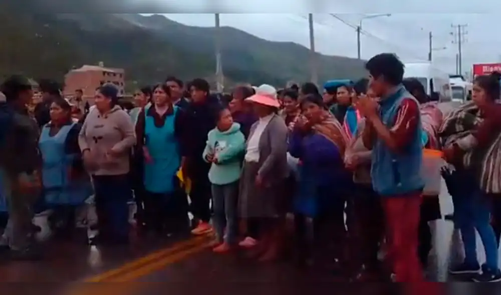 Pobladores bloquearon vía donde niña de 4 años fue atropellada por tráiler.