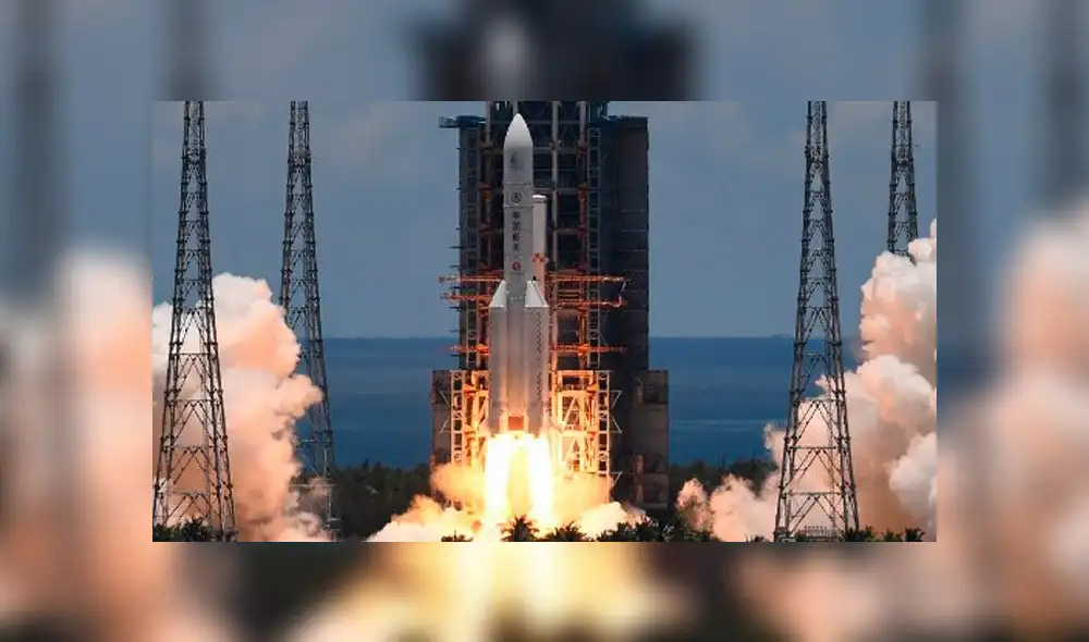 Cohete Long March-5, que transporta un orbitador, un módulo de aterrizaje y un rover como parte de la misión Tianwen-1 a Marte, despega del Centro de Lanzamiento Espacial Wenchang. Foto: AFP.