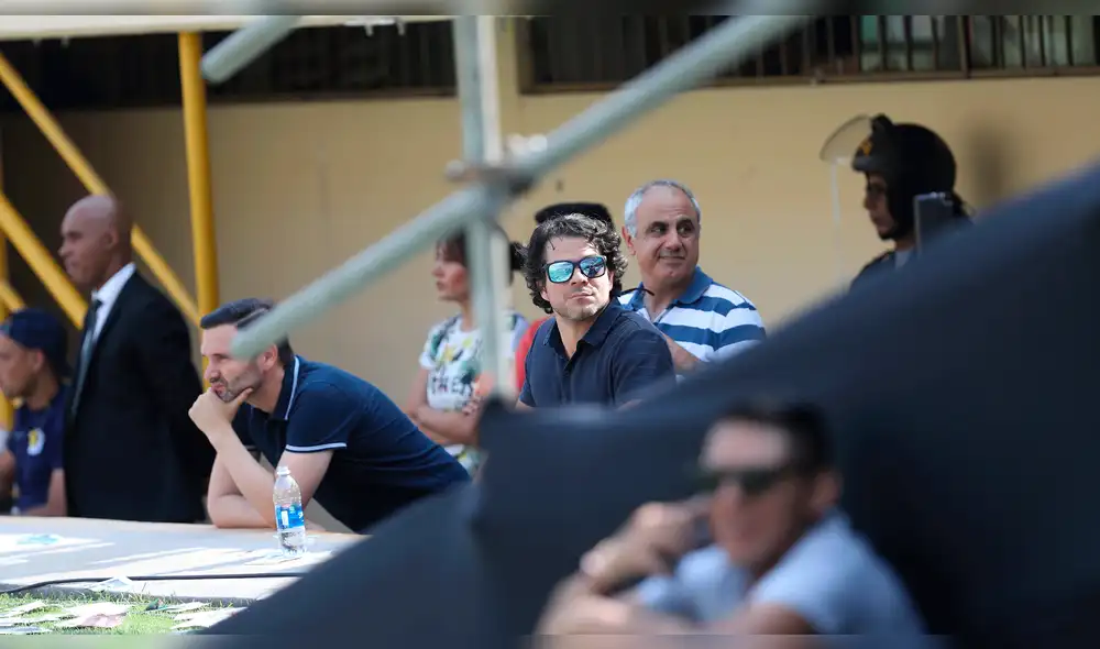 Bengoechea y miembros del Fondo Blanquiazul tuvieron una reunión tras el pitazo final del partido. Foto: GLR